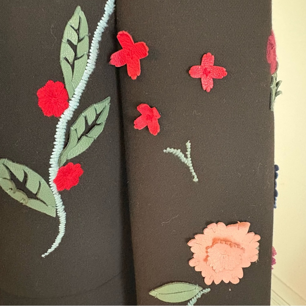 CARLISLE COLLECTION Designer Black Blazer. Leather Flowers! Embroidered. Size 4 - Picture 3 of 16